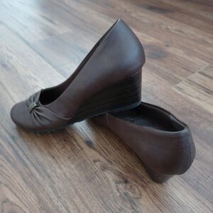 BARE TRAPS SHOES 9.5 BROWN